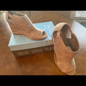 SALE! $20 or 3 for $50 NIB Life stride Hinx pink blush floral wedge sandals 10